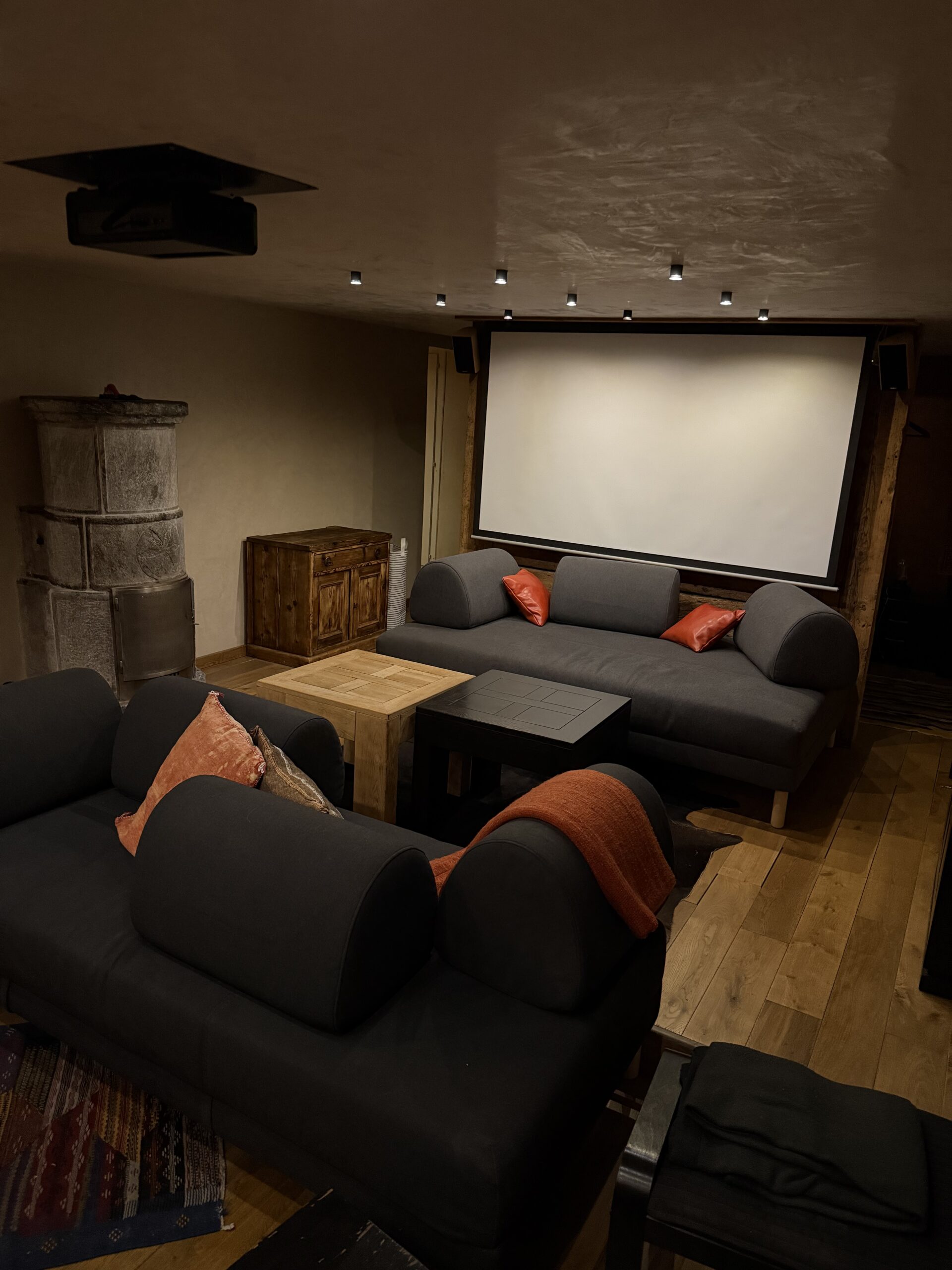 Living room with beamer in The Loft apartment, Arbaz
