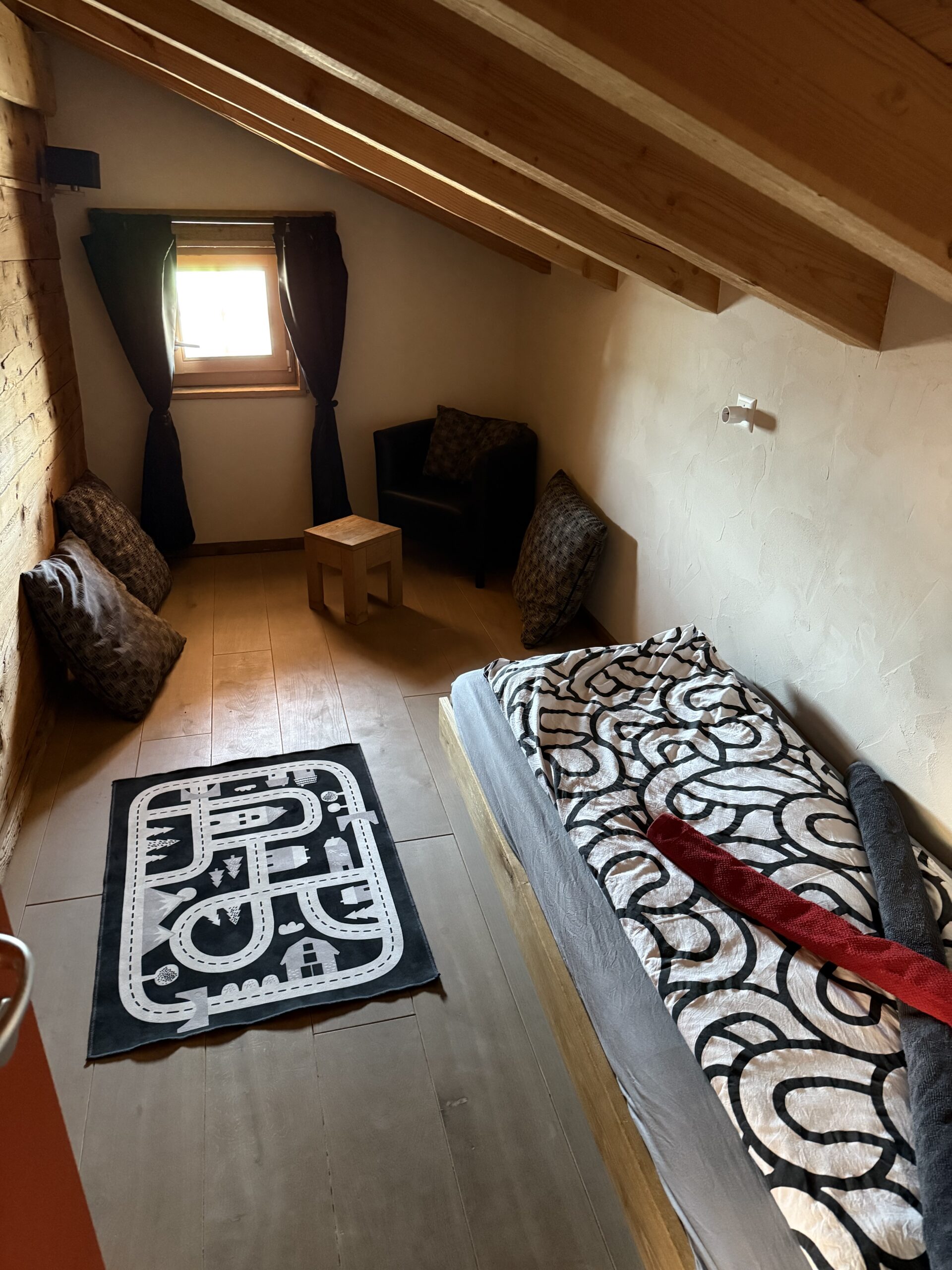 West-side single bedroom in Under the Roof apartment, Arbaz